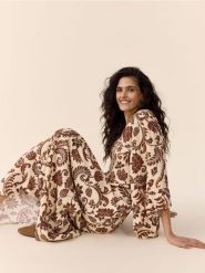 Wzorzysta sukienka z wiskozą - wielobarwny. Sukienki damskie Reserved, l, bez wzorów, z tkaniny, bez kołnierzyka, bez ramiączek. Za 299.99 zł.