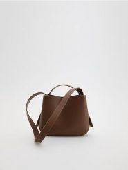 Torebka bucket - brązowy. Brązowe torebki klasyczne damskie Reserved, bez wzorów, ze skóry, bez dodatków. Za 139.99 zł.