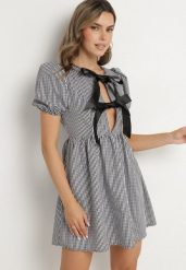 Czarna Rozkloszowana Sukienka w Kratkę Vichy w Stylu Retro z Wiązaniem Telionea. Czarne sukienki damskie Born2be, na co dzień, l, bez wzorów, klasyczne, bez kołnierzyka, bez ramiączek, mini, rozkloszowane. W wyprzedaży za 71.99 zł.