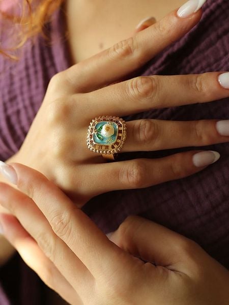 Pierres de Jade Pozłacany pierścionek z perłą rozmiar: onesize. Żółte pierścionki damskie Pierres de Jade, z perłą, pozłacane. Za 39.99 zł.