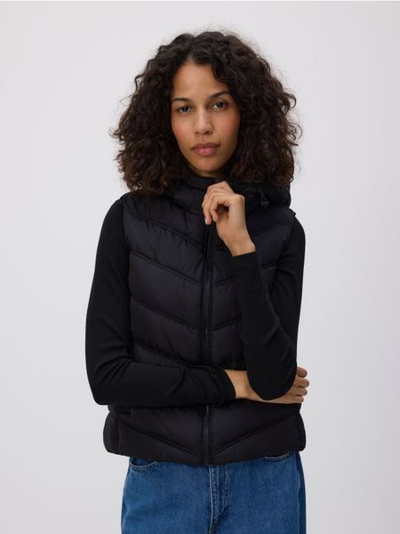Pikowana kamizelka z kapturem - czarny. Czarne kamizelki damskie Reserved, l, z tkaniny. W wyprzedaży za 65.99 zł.