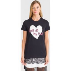 CZARNY T-SHIRT TRUSSARDI JEANS Z SERCEM. Czarne t-shirty damskie TRUSSARDI JEANS, l, z aplikacjami, z bawełny, bez kołnierzyka. Za 140.00 zł.