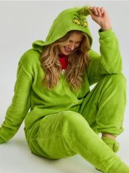 Ocieplana piżama z kapturem i haftem Grinch - zielony. Zielone piżamy damskie Sinsay, l, bez wzorów, bez ramiączek. Za 79.99 zł.