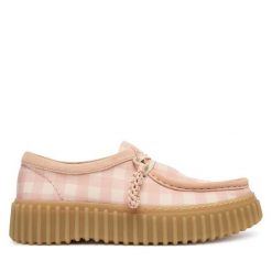 Półbuty Clarks. Czerwone półbuty damskie Clarks, bez wzorów, bez obcasa, na płaskiej podeszwie. Za 519.99 zł.