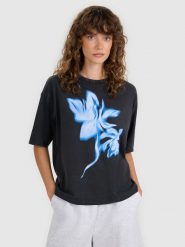4F T-shirt oversize z nadrukiem damski - czarny M. Czarne t-shirty damskie 4f, m, bez wzorów, z bawełny, bez kołnierzyka. Za 69.99 zł.