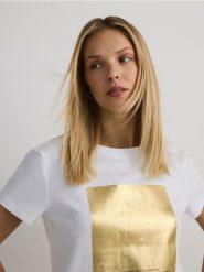 T-shirt z metalicznym nadrukiem - biały. Białe t-shirty damskie Reserved, l, bez wzorów, z bawełny, bez kołnierzyka. W wyprzedaży za 29.99 zł.