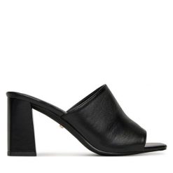 Klapki DeeZee. Czarne klapki damskie DeeZee, bez wzorów, bez obcasa. Za 139.99 zł.