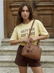 Mała torebka na ramię z imitacji skóry z brelokiem - brązowy. Brązowe torebki klasyczne damskie Sinsay, bez wzorów, ze skóry, małe, bez dodatków. Za 49.99 zł.