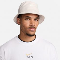 Kapelusz czapka Nike Apex Swoosh Bucket Hat Beżowy - FB5382-104. Białe czapki męskie Nike, bez wzorów. Za 148.35 zł.