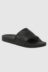 EMPORIO ARMANI Klapki czarne z logo. Czarne klapki damskie Emporio Armani, bez wzorów, bez obcasa. W wyprzedaży za 189.99 zł.