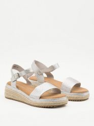 Belucci Sandały w kolorze srebrnym na koturnie rozmiar: 37. Szare sandały damskie Belucci, bez wzorów, bez obcasa, na koturnie. Za 139.95 zł.