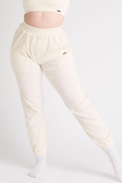 Spodnie dresowe LOEWI prążkowane, miękka bawełna 450 g/m² – żółty. Żółte spodnie sportowe damskie AESTHETIC WOLF, m, z bawełny, na fitness i siłownię. Za 129.99 zł.