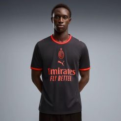 Koszulka piłkarska replika Puma AC Milan 26/27 trzecia. T-shirty sportowe męskie Puma, xl, z materiału, bez ramiączek, do piłki nożnej. Za 439.99 zł.