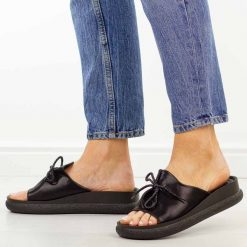 Czarne klapki damskie na platformie Potocki 43366. Czarne klapki damskie POTOCKI, bez wzorów, ze skóry, bez obcasa, na platformie. Za 169.00 zł.