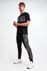 Spodnie dresowe męskie VERSACE JEANS COUTURE. Spodnie dresowe męskie Versace Jeans Couture, bez wzorów, z dresówki. W wyprzedaży za 794.47 zł.