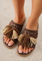 Ciemnobrązowe Klapki VICES na Płaskiej Podeszwie w Stylu Boho z Frędzlami Averathla. Brązowe klapki damskie Renee, z aplikacjami, z denimu, bez obcasa, na płaskiej podeszwie. Za 119.99 zł.