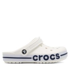 Klapki Crocs. Białe klapki damskie Crocs, bez wzorów, bez obcasa. Za 229.99 zł.