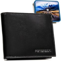 Portfel męski ze skóry naturalnej w czarnym kolorze wyposażony w system RFID, w zestawie z brelokiem - Peterson. Czarne portfele męskie Peterson, bez wzorów, ze skóry. Za 99.99 zł.