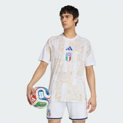 Podstawowa koszulka przedmeczowa Włochy 26. Białe t-shirty sportowe męskie Adidas, l, z materiału, bez ramiączek, do piłki nożnej, climacool (adidas). Za 299.00 zł.
