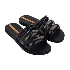 Klapki dla kobiet Ipanema PUFFER TIRAS FEM. Czarne klapki damskie Ipanema, bez wzorów, bez obcasa. Za 94.99 zł.