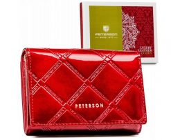 Portfel skórzany Peterson PTN 445-PLT czerwony. Czerwone portfele damskie Peterson, bez wzorów, z lakierowanej skóry. Za 105.99 zł.