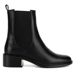 Sztyblety DeeZee. Czarne botki damskie DeeZee, bez obcasa, na słupku, bez zapięcia. Za 169.99 zł.
