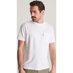 T-shirt z kieszenia - Biały. Białe t-shirty damskie Reserved, l, bez wzorów, bez kołnierzyka. Za 29.99 zł.