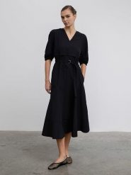 BGN Sukienka w kolorze czarnym rozmiar: 34. Czarne sukienki damskie BGN, na imprezę, bez wzorów, bez kołnierzyka, bez ramiączek, midi. Za 86.99 zł.