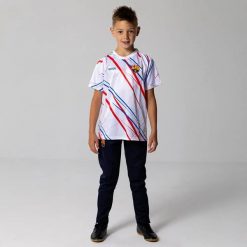 Koszulka piłkarska dla dzieci FC Barcelona. Białe koszulki dziewczęce FC Barcelona, bez wzorów, z materiału, bez ramiączek. Za 139.99 zł.