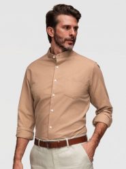 Lniana koszula męska ze stójką i kieszenią REGULAR FIT– jasnobrązowa V7 - Rozmiar: M. Brązowe koszule męskie Ombre Clothing, na lato, m, bez wzorów, z bawełny, bez kołnierzyka, bez ramiączek. Za 229.99 zł.