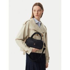 Torebka Tommy Hilfiger. Czarne torebki klasyczne damskie Tommy Hilfiger, bez wzorów, bez dodatków. Za 489.99 zł.