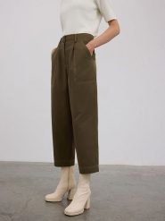 BGN Spodnie w kolorze oliwkowym rozmiar: 34. Brązowe spodnie materiałowe damskie BGN, bez wzorów, z materiału, z podwyższonym stanem. Za 127.65 zł.