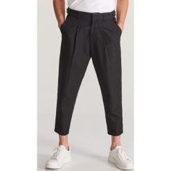 Spodnie carrot fit - Czarny. Czarne spodnie materiałowe męskie Reserved, bez wzorów. Za 149.99 zł.