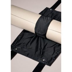 Torba na matę Casall Yoga Mat Carrier. Czarne torebki klasyczne damskie Casall, bez wzorów, bez dodatków. W wyprzedaży za 167.99 zł.