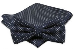Modna Mucha Męska - Alties - Granat, Groszki. Niebieskie krawaty i muchy męskie Alties, bez wzorów, eleganckie. Za 54.00 zł.