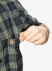 Koszula podróżnicza męska Fjallraven Ovik Travel Shirt S/S. Niebieskie koszule męskie Fjällräven, m, bez wzorów, z materiału, bez kołnierzyka, bez ramiączek. Za 463.20 zł.