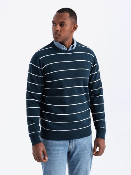 Casualowy męski sweter w poziome paski – granatowy V1 - Rozmiar: XXL. Niebieskie swetry męskie Ombre Clothing, m, z aplikacjami, z bawełny, bez kołnierzyka. W wyprzedaży za 79.99 zł.