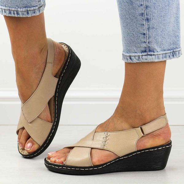 Beżowe skórzane sandały damskie na koturnie Izzy 014. Brązowe sandały damskie Suzana, bez wzorów, ze skóry, bez obcasa, na koturnie. Za 269.00 zł.