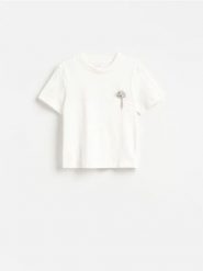 T-shirt z broszką - biały. Białe t-shirty damskie Reserved, l, bez wzorów, z bawełny, bez kołnierzyka. Za 79.99 zł.