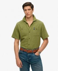 Superdry Krótka koszula teksturowana The Merchant Store – Relaxed fit. Zielone koszule męskie Superdry., m, bez wzorów, z bawełny, bez kołnierzyka, bez ramiączek. Za 343.05 zł.