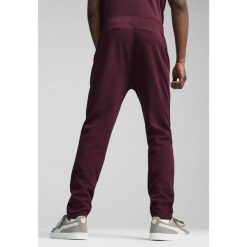 Męskie spodnie Casuals Manchester City PUMA Dark Jasper Dusty Orchid Red Purple. Czerwone spodnie dresowe męskie Puma, bez wzorów, z dresówki. W wyprzedaży za 149.00 zł.