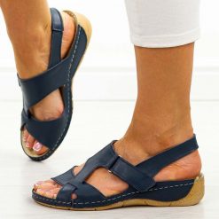 Granatowe skórzane Polskie sandały damskie Gregors 1143. Niebieskie sandały damskie GREGORS, bez wzorów, z jeansu, bez obcasa, na koturnie. Za 339.00 zł.