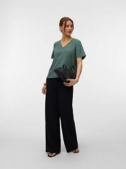 Vero Moda Koszulka w kolorze zielonym rozmiar: L. Zielone bluzki damskie Vero Moda, l, bez wzorów, bez kołnierzyka. Za 79.03 zł.