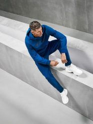 4F Spodnie dresowe joggery męskie 4F x Robert Lewandowski - granatowe XL. Niebieskie spodnie dresowe męskie 4f, bez wzorów, z bawełny. Za 189.99 zł.