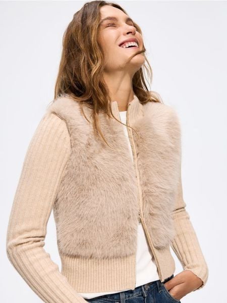 Sweter ze sztucznym futerkiem - beżowy. Brązowe swetry klasyczne damskie Reserved, l, z dzianiny, bez kołnierzyka. Za 179.99 zł.