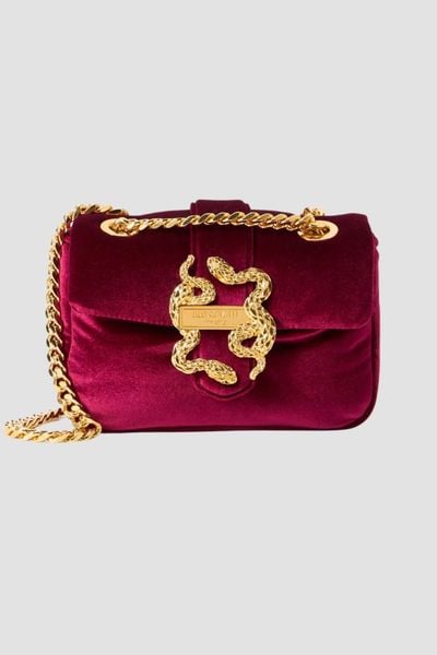 JUST CAVALLI Malinowa kopertówka Iconic Iconic Snakes Puffy - Style 3. Czerwone torebki wieczorowe Just Cavalli, bez wzorów, eleganckie, bez kołnierzyka, bez ramiączek. W wyprzedaży za 474.99 zł.