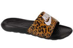Klapki Nike Model Nike Victori One Slide Kolor Nadruk Zwierzęcy. Brązowe klapki damskie Nike, bez wzorów, z materiału, bez obcasa. Za 206.00 zł.