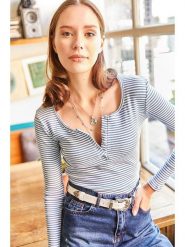 Olalook Koszulka w kolorze błękitno-białym rozmiar: XL. Białe bluzki damskie Olalook, xl, bez wzorów, bez kołnierzyka, bez ramiączek. Za 56.99 zł.