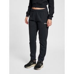 Damskie spodnie do joggingu Hummel GC Shai. Czarne spodnie materiałowe damskie HUMMEL, bez wzorów, z bawełny, sportowe. W wyprzedaży za 178.00 zł.