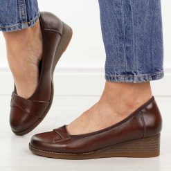 Brązowe skórzane czółenka damskie na koturnie Vinceza 18136. Brązowe czółenka damskie VINCEZA, bez wzorów, z jeansu, z okrągłym noskiem, bez obcasa, na koturnie. W wyprzedaży za 192.72 zł.